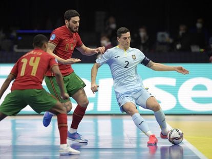Los jugadores de Portugal le disputan el balón al español Carlos Ortiz durante la semifinal de la Eurocopa de fútbol sala.