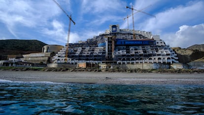 Vista del hotel en la playa de El Algarrobico, el 7 de diciembre.