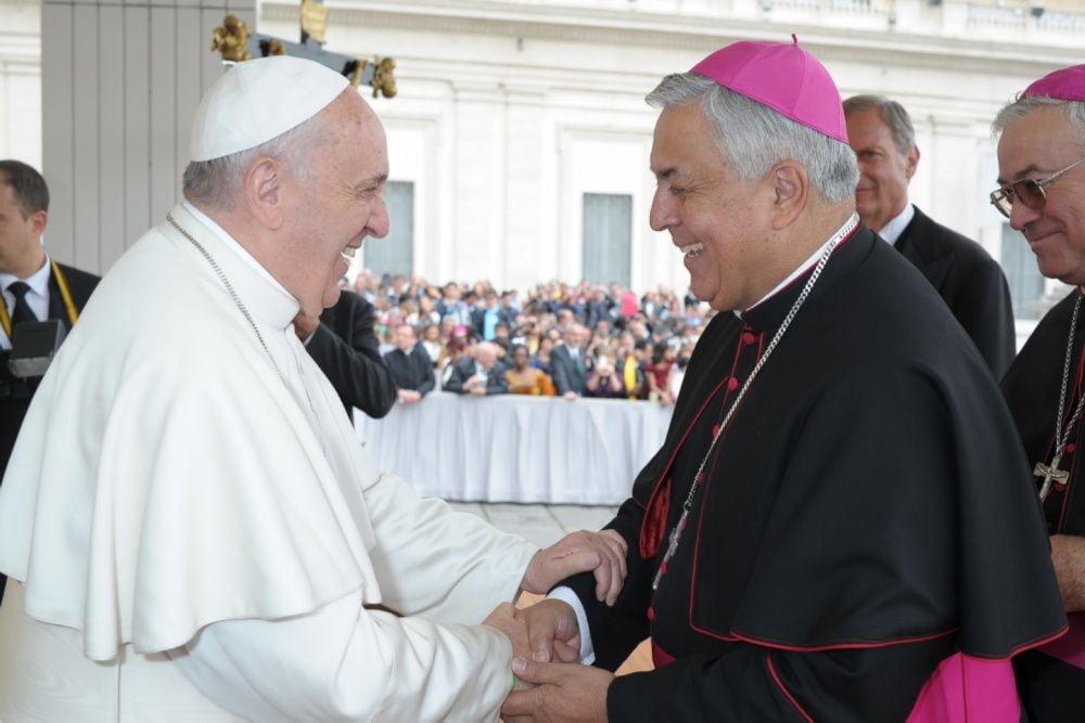 Tres grupos están exigiendo que el obispo de Tenerife renuncie debido a su decisión de mantener a un sacerdote que ha sido acusado de participar en actos sexuales con niños.