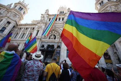 La bandera arcoíris, colgada de la fachada del Ayuntamiento de Madrid, en la plaza de Cibeles, el pasado 28 de junio.