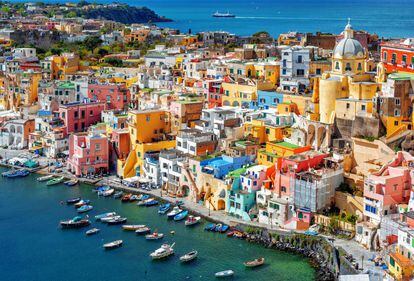 El puerto de la isla de Procida, en el golfo de Nápoles, que en 2022 ostenta el título de capital cultural italiana.