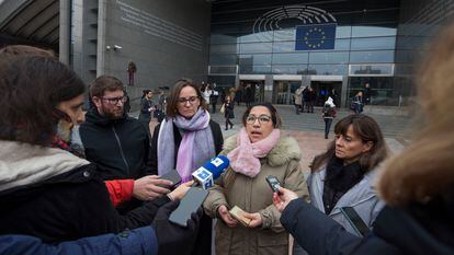 Representantes de la plataforma Luz Ya para la Cañada Real ante el Parlamento Europeo en Bruselas, este martes.
