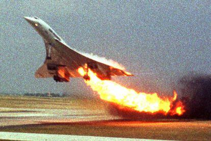 El Concorde siniestrado, en el instante de despegar del aeropuerto Charles de Gaulle de París.