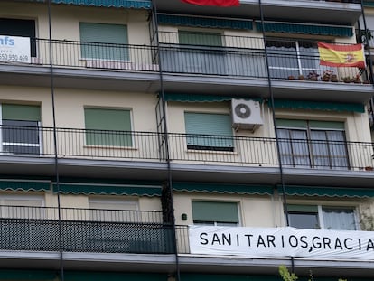 Balcones en una calle de Sevilla, este jueves.