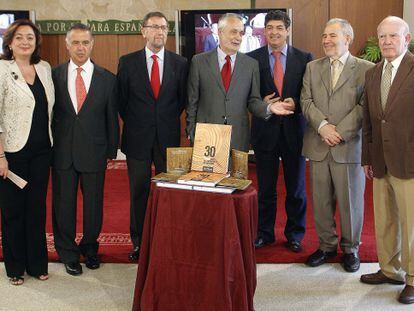 De izquierda a derecha, Mar Moreno, Antonio Ojeda, Manuel Gracia, Jos&eacute; Antonio Gri&ntilde;&aacute;n, Diego Valderas, &Aacute;ngel L&oacute;pez y Jos&eacute; Antonio Mar&iacute;n Rite.