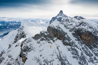 'Highline’ (cuerda floja). En enero de 2021, en medio de un frío intenso, el famoso funambulista Nathan Paulin cruzó con éxito una cuerda floja de 200 metros de largo y 2,5 centímetros de ancho en la Pointe d'Areu, un pico de 2.460 metros de altitud en los Alpes franceses. Una hazaña increíble que requirió del trabajo de seis personas a lo largo de tres días para que fuera viable, y que fue inmortalizado por David Machet. Esta ha sido la primera clasificada en la categoría del concurso dedicada a los deportes.