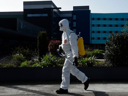 Un miembro del Ejército desinfecta el hospital Álvaro Cunqueiro de Vigo durante la pandemia.