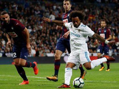 Los madridistas resuelven al paso un partido muy gris ante un Eibar que regaló los dos goles que precedieron al de Marcelo, finalizador de la única jugada de la noche para rebobinar