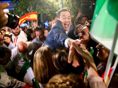 Juanma Moreno celebra con sus partidarios el mejor resultado de la historia del PP en Andalucía, este domingo en Sevilla.