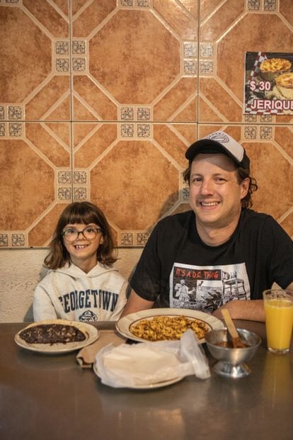 Santiago Jiménez ‘A.K.A hombregratis’ y su hija Pía Jiménez desayunan en la Fonda Margarita. 