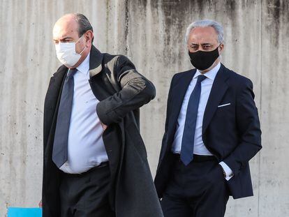 El abogado del PP, Jesús Santos (a la derecha), a su llegada al juicio por la presunta caja b del PP, este lunes, día del comienzo del juicio en la Audiencia Nacional.