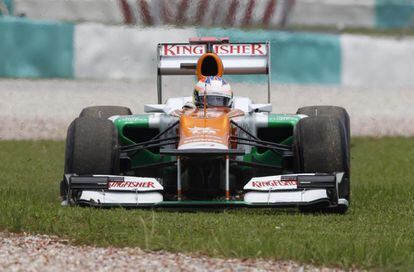 El británico Paul di Resta (Force India), fuera del circuito en la primera jornada de entrenamientos del GP de Malasia.