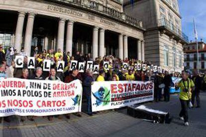 Manifestación ante la sede de la subdelegación del Gobierno en Pontevedra para protestar por las participaciones preferentes. EFE/Archivo