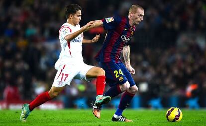 Mathieu contra Denis Suárez, al Barça-Sevilla de la jornada passada.