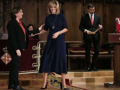 Colau y Griso en el momento de la entrega de la medalla.