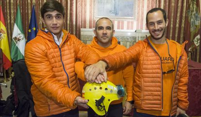 Los tres bomberos detenidos en Lesbos, este jueves en el Ayuntamiento de Sevilla.