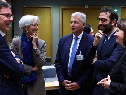 La presidenta del BCE, Christine Lagarde, saludando al ministro español de España, Carlos Cuerpo.