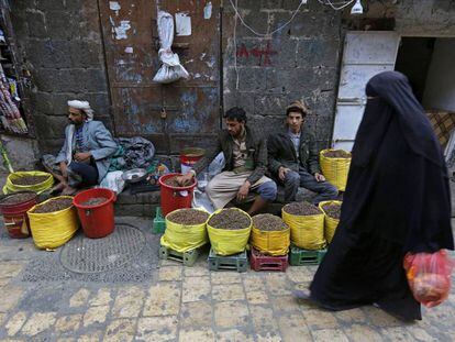 Una mujer yemen&iacute; camina en un mercado de San&aacute; durante el mes de Ramad&aacute;n.  