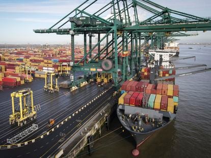 Descarga de un buque portacontenedores en el puerto de Amberes, en febrero de 2021.