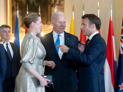 El presidente de los Estados Unidos, Joe Biden, y el presidente de Francia, Emmanuel Macron, conversan a su llegada a la cena para los participantes de la cumbre de la OTAN, en el Palacio Real.