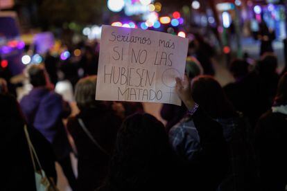 Varias mujeres durante la manifestación contra las violencias machistas en el distrito de Vallecas, el 25 de noviembre en Madrid.