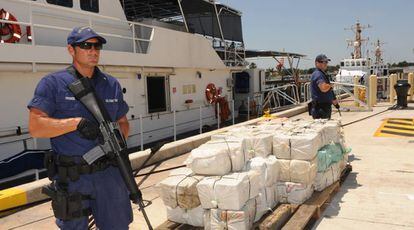 Un agente de guardacostas estadounidense tras la incautaci&oacute;n de varias toneladas de coca&iacute;na.