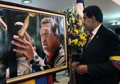 Maduro ante una foto de Ch&aacute;vez tras jurar como presidente el viernes.