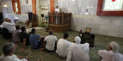 Rezo del viernes en la Mezquita de la M 30 de Madrid.