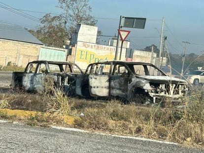 Autos calcinados por un enfrentamiento entre criminales sobre la carretera a Tuxtla Gutiérrez y Ocozocoautla, en Chiapas, el 25 de marzo del 2024.