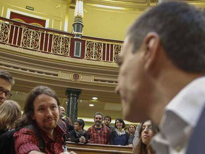 El presidente del Gobierno, Pedro Sánchez, y el líder de Podemos, Pablo Iglesias, en el Congreso en una imagen de archivo.