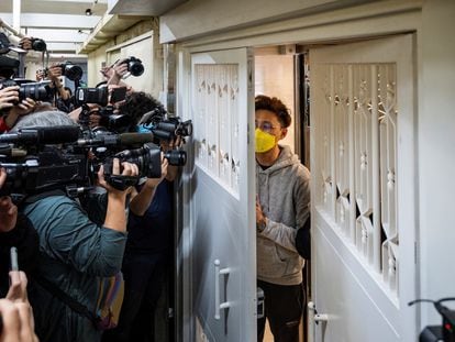 Un trabajador de 'Stand News' atendía a unos periodistas tras la redada en la sede del diario, a finales de diciembre en Hong Kong.