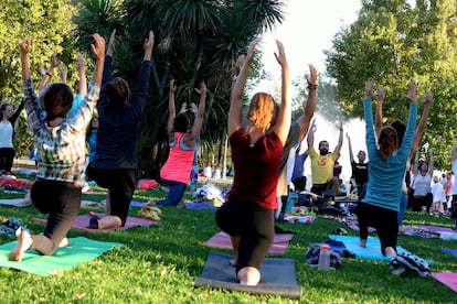 Un taller gratuito de yoga y meditacion en el Templo de Debod.