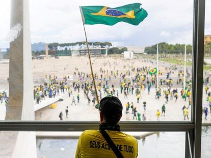 Un bolsonarista ondeaba una bandera dentro del palacio presidencial de Brasil, el domingo.