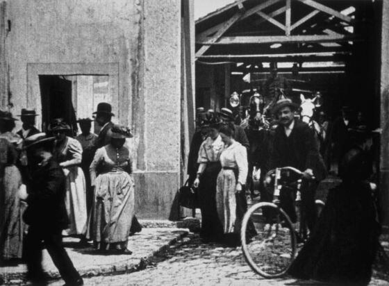 Un fotograma de 'Salida de los obreros de la fábrica Lumière', de 1895, primera película exhibida en la historia del cine. 