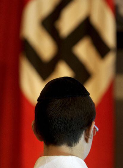 Un judío ortodoxo observa una bandera nazi en Jerusalén.
