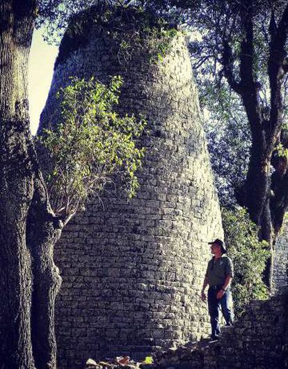 Dani Serralta en las ruinas de Gran Zimbabue, yacimiento declarado patrimonio mundial en Zimbabue.