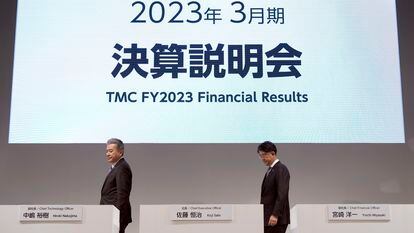 En la imagen, el presidente de Toyota Koji Sato (derecha) y el vicepresidente ejecutivo Hiroki Nakajima, durante la presentación de resultados del ejercicio fiscal 2022 de Toyota.