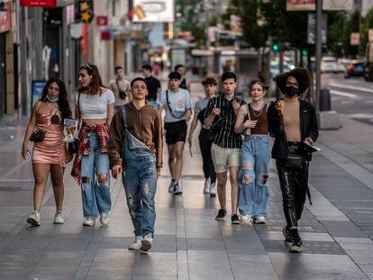 Un grupo de jóvenes caminando por la Gran Vía, Madrid.