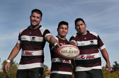 Daniel López, Ramón Ruiz y José Arrieta al finalizar el partido de rugby en la Ciudad Universitaria, en donde realizan un intercambio de conocimientos sobre el deporte como una herramienta de control y prevención de la violencia, el pasado 30 de octubre de 2022.