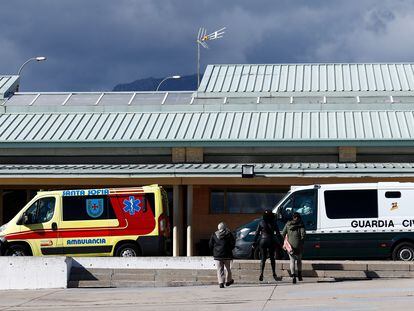 Una ambulancia espera fuera en la entrada de acceso de la cárcel de Soto del Real.