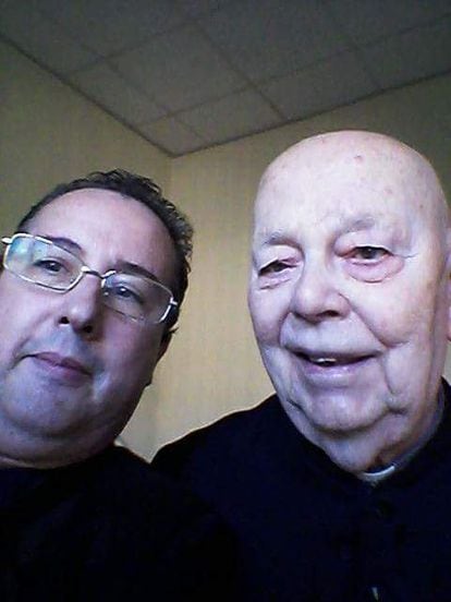 Selfi del exorcista Manuel Acuña (izquierda) junto al padre Gabriele Amorth, durante un encuentro en Roma en 2013.