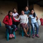 01.03-21. Yojana, de 10 años (de rojo) con su madre y sus hermanas y hermanos en su casa de Alta Veraaz, Guatemala. ©Jaime Villanueva