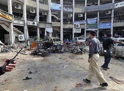 La policía inspecciona el lugar del atentado junto al hotel en Rawalpindi.