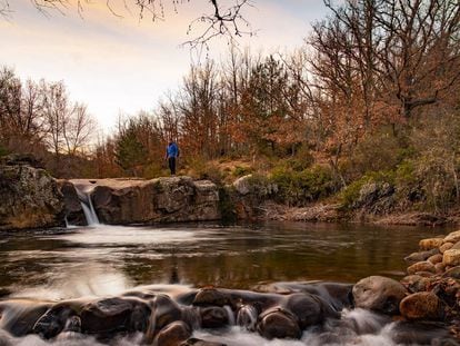 Un excursionista en El Chorrón, paraje natural del valle del Razón, a los pies de la sierra de Cebollera, en la provincia de Soria.