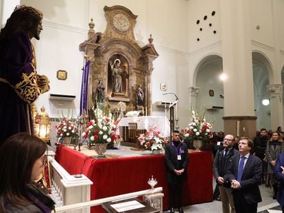 El alcalde de Madrid, José Luis Martínez-Almeida (centro), observa la imagen del Cristo el primer viernes de marzo en la basílica de Jesús de Medinaceli de Madrid.