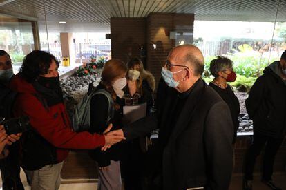 El cardenal y arzobispo de Barcelona, Juan José Omella, recibía a víctimas de abusos en una reunión en la sede de la Conferencia Episcopal, en Madrid, en marzo de 2022.