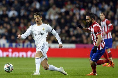 Cristiano Ronaldo y Arda durante un lance del encuentro. 