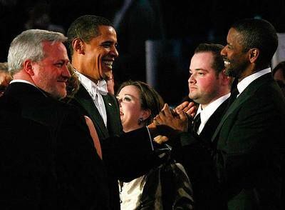 Obama saluda al actor Denzel Washington.