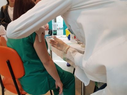 Una mujer participa en una campaña de vacunación en Aragón.