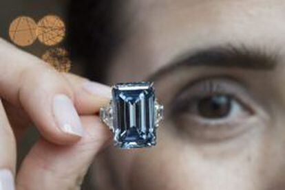 Una empleada de la casa de subastas de Christie's muestra el diamante Oppenheimer Blue.